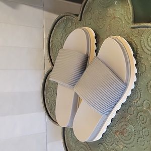 Sorel Platform Slides size 7.5 NWOT